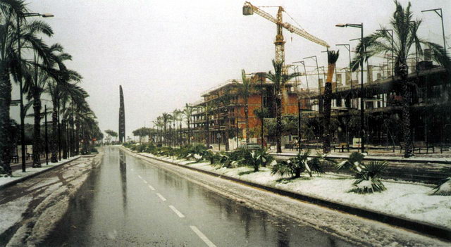 Imatge publicada en un fullet de l'Ajuntament de Gav on es veu l'avinguda del mar de Gav Mar desprs d'una nevada (21 de Novembre de 1999)